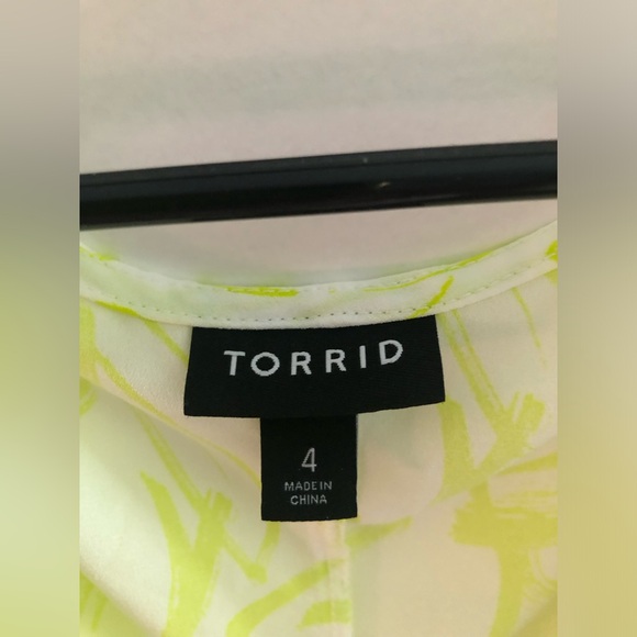 Torrid sz 4 Georgette Twist Surplice Flutter Sleeve Blouse EUC - Picture 7 of 7